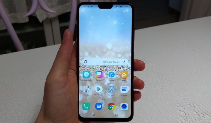 Kookas Honor 8X on keveytensä ansiosta kädessä yllättävän kompakti.