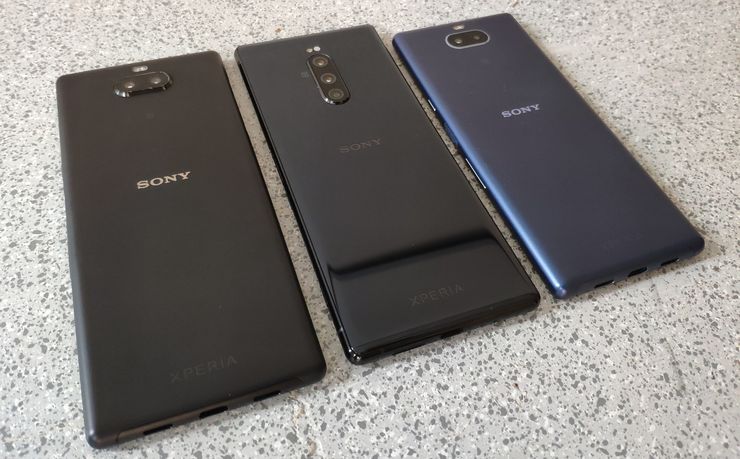 Sony Xperia 1 kuvassa keskellä.