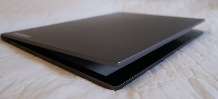 Yoga Book C930 ei ole helpoin avattava läppäri. Napauttamalla kaksi kertaa läppärin kantta laite avautuu kuvanmukaisesti.
