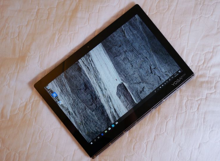 Yoga Book C930 soveltuu kohtuullisesti myös tabletiksi.