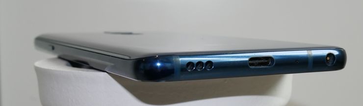 Puhelimen alalaidassa on kaiutinreiät, USB-C-liitin sekä tavallista laadukkaampi 3,5 millimetrin kuulokeliitäntä.