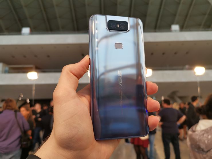 ZenFone 6:n lasinen takapinta on varsin kiiltävä.