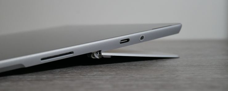 Surface Gossa on liitäntöinä ovat Surface Connect, USB-C ja 3,5 millimetrin kuulokeliitäntä. Tarvittaessa laitteen seisontatuki taipuu suureenkin kulmaan.
