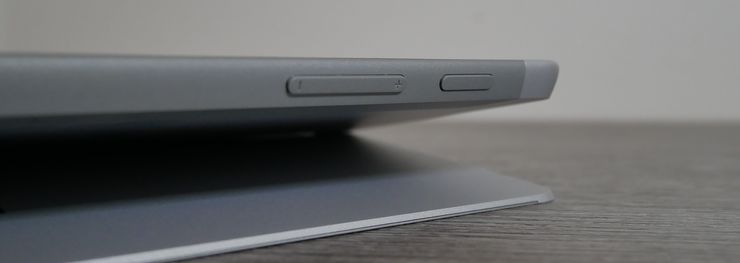 Ylälaidasta löytyvät Surface Gon fyysiset painikkeet.