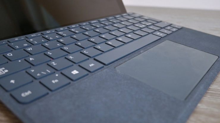 Näppäimistö on lähes välttämätön hankinta Surface Gon kylkeen. Kokonaisuudessaan näppäimistö on hyvä.
