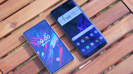 Vasemmalla Doogee Mix 4 6-tuumaisella näytöllä, oikealla taas Samsung Galaxy S9+ 6,2-tuumaisella kuvaruudullaan.