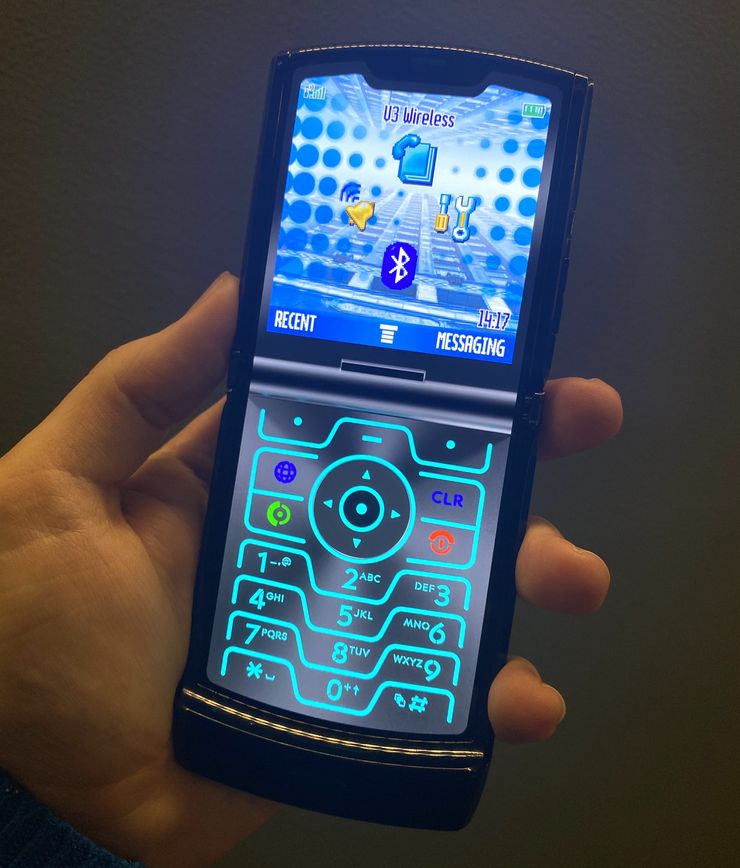 Uudessa Motorola razrissa on myös ”retromoodi”, jolla näytölle ilmestyy alkuperäistä mallia muistuttavat painikkeet ja valikot.