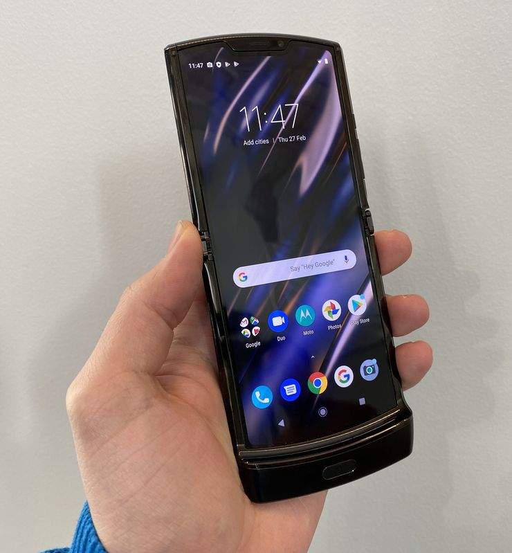 Motorola razrin näytössä ei silmällä erota merkittävää epätasaisuutta taitoskohdass.