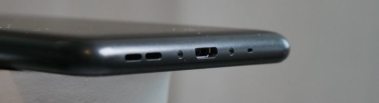 Laitteen pohjassa on kuitenkin vanhanmallinen Micro-USB-liitin, joka ei kuitenkaan ole harvinainen näky halvoissa puhelimissa.