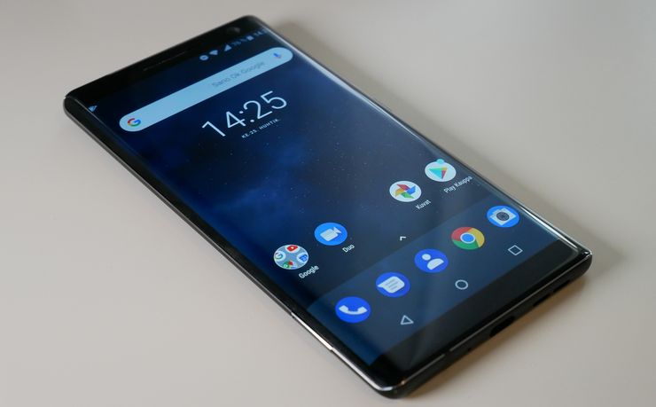 Nokia 8 Siroccon näyttö kaareutuu reunoille.