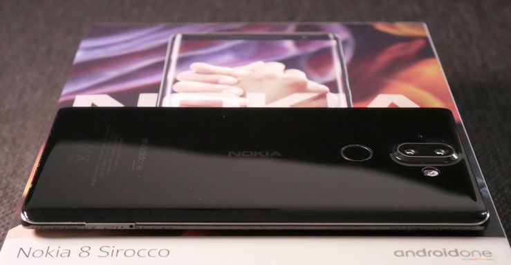 Nokia 8 Siroccon myyntipakkauksen mukana toimitetaan laturi, nappikuulokkeet ja läpinäkyvä muovinen suojakuori.