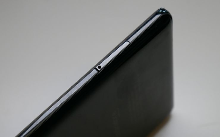 Nokia 8 Siroccon erinomaista laatutuntumaa heikentää vain huterahko SIM-korttikelkka.