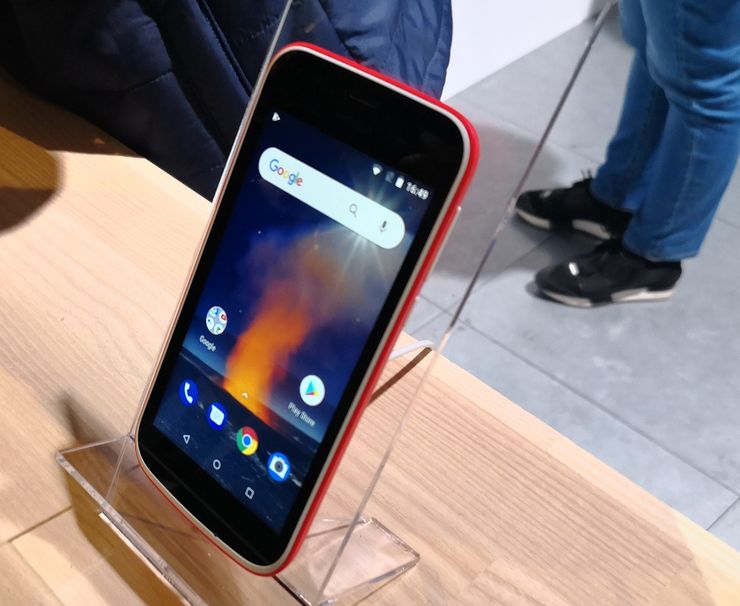 Aivan älypuhelinten halvimpaan hintaluokkaan iskee Nokia 1. Näytön koko on 4,5 tuumaa.