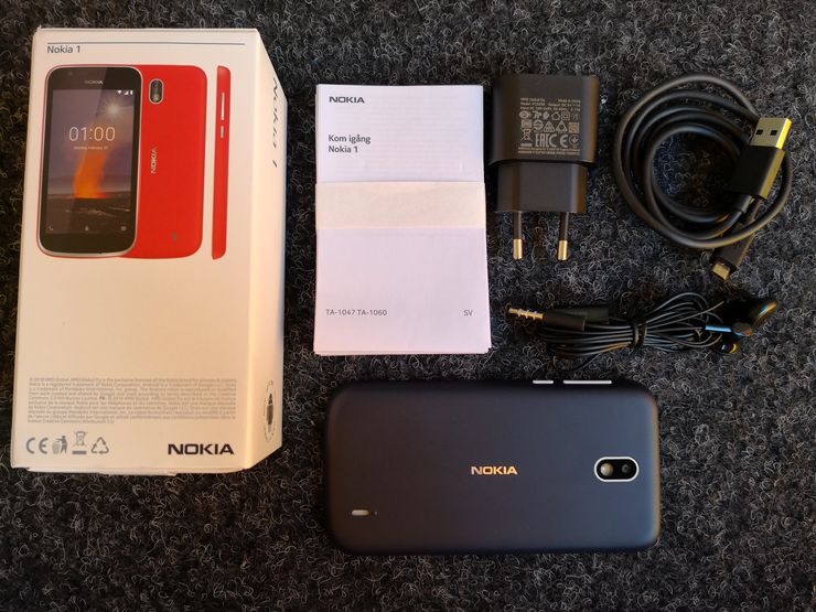Nokia 1:n myyntipakkauksessa on itse puhelimen ja akun lisäksi käyttöohjeet, laturi ja kaapeli sekä nappikuulokkeet.