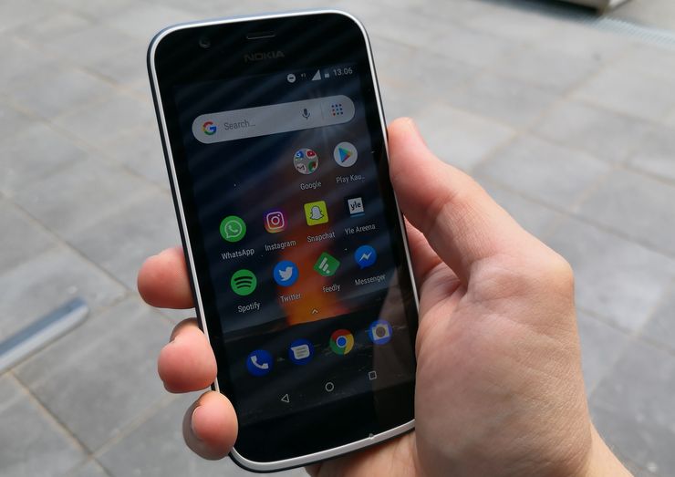 Nokia 1:ssä on leveät reunukset näytön ympärillä. Näytön luettavuus auringonvalossa voisi olla parempi.