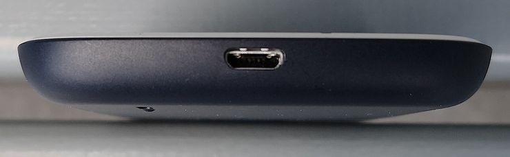 Akun lataus hoituu pohjasta löytyvällä perinteisellä Micro-USB-liitännällä. 3,5 millimetrin kuulokeliitäntä löytyy puolestaan puhelimen yläpäästä.