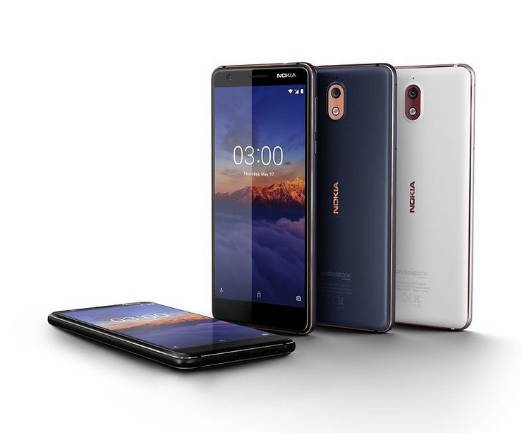 Nokia 3.1:ssä on nyt timanttileikatut reunat. Polykarbonaattitakakuoresta huolimatta puhelimen laatutuntuma on erinomaisella tasolla.