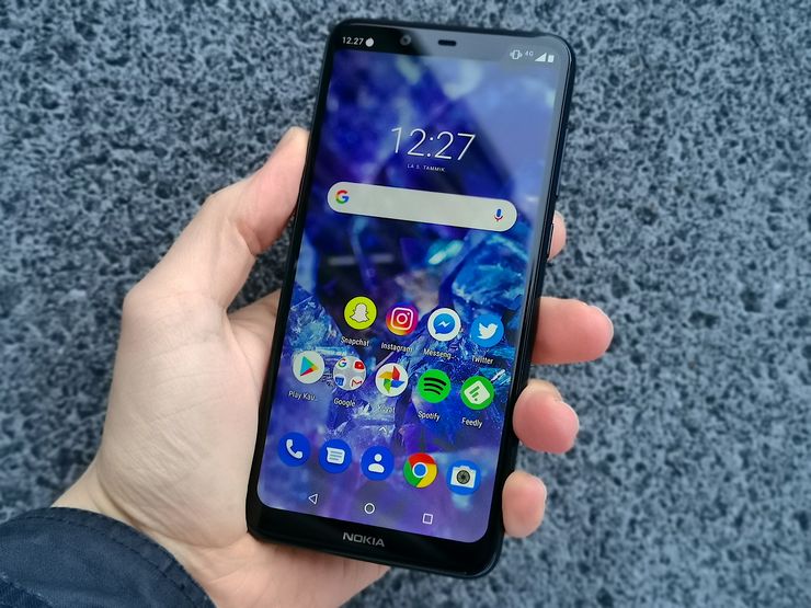 Nokia 5.1 Plussassa on 5,86 tuuman näyttö. Näytön yläreunassa on leveä lovi.