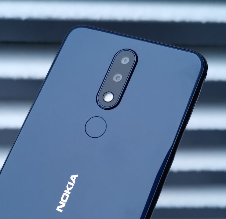 Takana Nokia 5.1 Plus sisältää 13 ja 5 megapikselin kamerat. Sormenjälkilukija toimii hyvin, varmasti ja nopeasti.