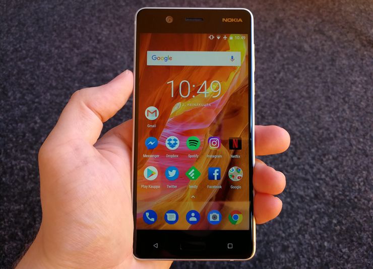 Nokia 5 (kuvassa) ja Nokia 6 tulivat julkaisussa Android 7.1 Nougat -ohjelmistoversiolla varustettuna. Uuden Android 8.0 Oreo -päivityksen myötä puhelimet saavat tuen muun muassa ”kuva kuvassa” -ominaisuudelle.