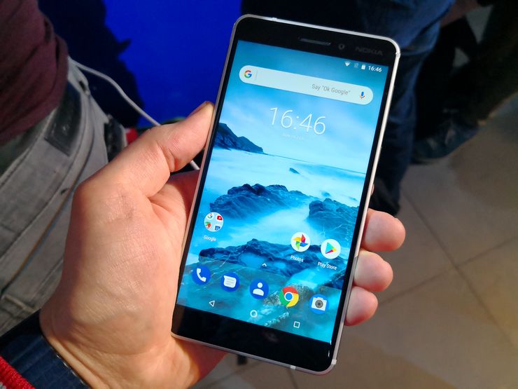 Uusi Nokia 6 on ensituntumaltaan lähellä alkuperäistä.
