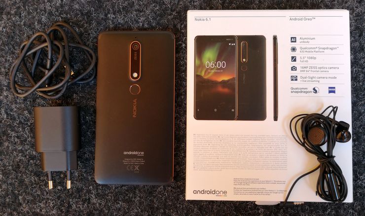Nokia 6:n myyntipakkauksessa ovat mukana peruskuulokkeet. Laturi tukee 18 watin pikalatausta.