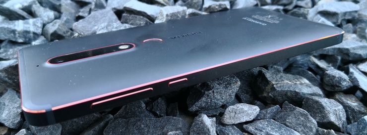 Nokia 6:n etu- ja takapintojen ja kyljen välillä kiertää kuparinvärinen reuna.