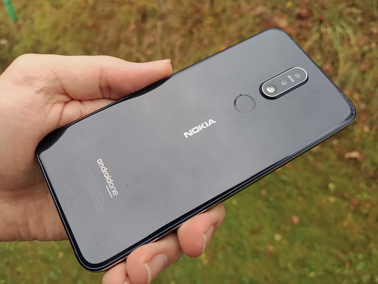 Takaa Nokia 7.1 on lasipintainen. Myös sormenjälkilukija sijaitsee takana.