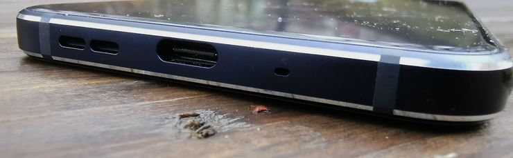 Pohjasta löytyy USB-C-liitäntä ja kaiuttimen sekä mikrofonin aukot. Myös kuulokeliitäntä Nokia 7.1:stä löytyy, puhelimen yläpäästä.