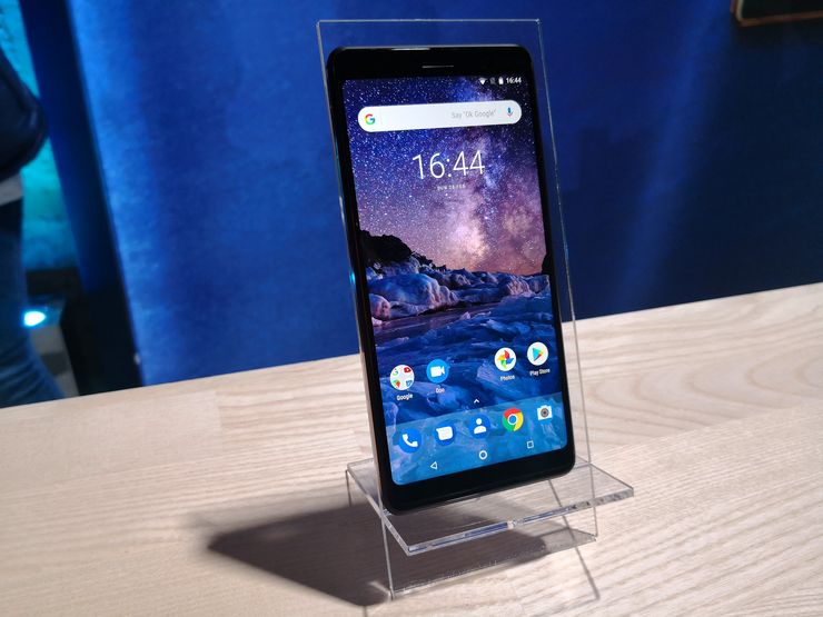 Nokia 7 Plussassa on kuuden tuuman näyttö, joka kattaa etupuolen melko laajasti 18:9-kuvasuhteellaan.