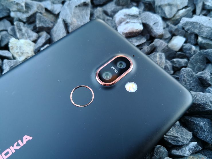 Nokia 7 Plussan kaksoiskamerassa on nyt eri polttovälin kamerat. Kamera-alue kohoaa selvästi muusta takapinnasta.