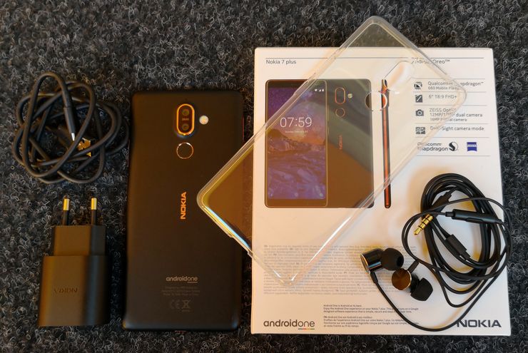 Nokia 7 Plussan myyntipakkauksessa mukana tulee myös suojakuori. Kuulokkeet ovat in-ear-mallia.