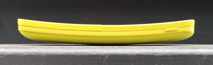 8110 4G on selvästi kaareva. Puhelimen oikealla kyljellä on virta/lukituspainike.