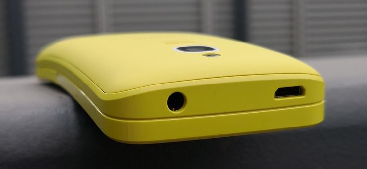8110 4G:n liitännät löytyvät puhelimen yläpäästä. Siellä sijaisevat sekä Micro-USB-latausliitäntä että 3,5 millimetrin kuulokeliitäntä.