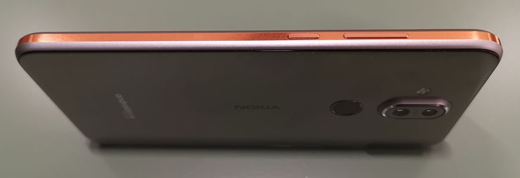 Nokia 7 Plussasta tuttu design-elementti, ”kylkinauha”, on läsnä myös Nokia 8.1:ssä.