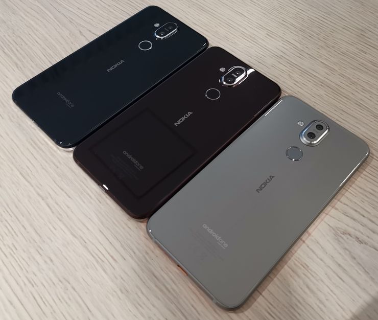 Nokia 8.1:n värivaihtoehdot. Kuvassa keskimmäisenä oleva ruskehtava Iron/Steel ei kuulu ainakaan aluksi Suomen valikoimaan.