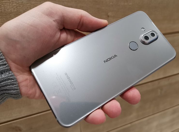 Takaa Nokia 8.1 on lasipintainen.