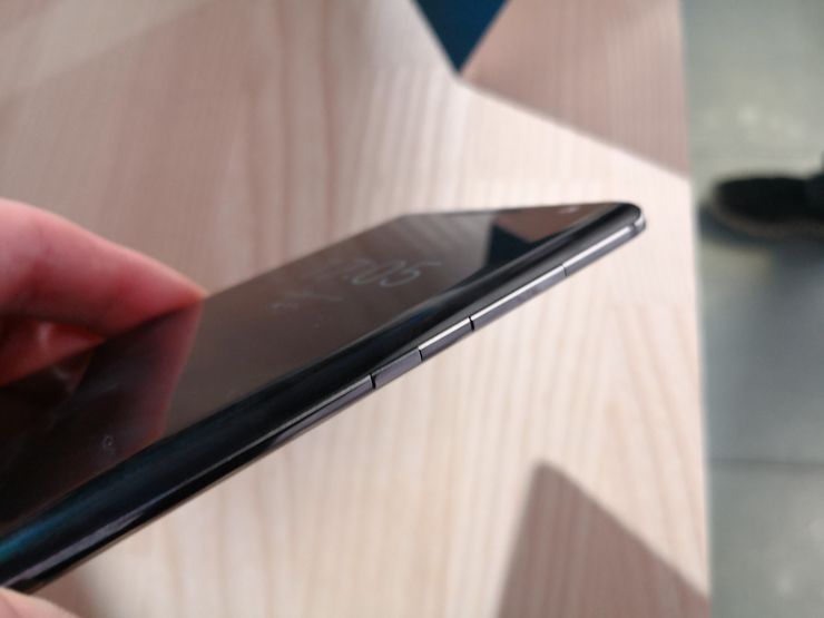 Nokia 8 Siroccon painikkeet ovat ikään kuin reunasta erotettuja palasia, eivät juurikaan koholla olevia painikkeita.