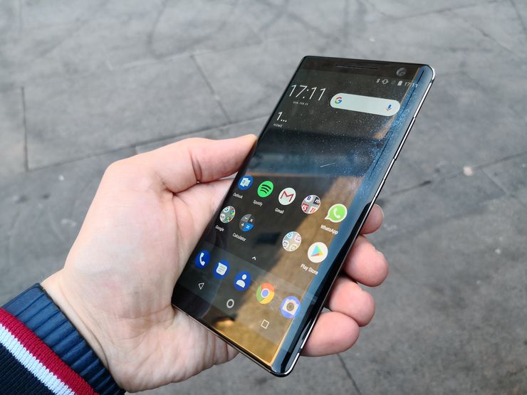 Näyttö kaartuu tyylikkäästi reunoille Nokia 8 Siroccossa. Kokonaisuutena tuntuma puhelimesta on erittäin laadukas.