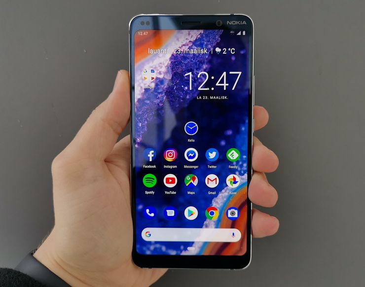Nokia 9 PureView’n 5,99 tuuman OLED-näyttö on hyvä. Näytön ylä- ja alapuolella on nykypäivän mittapuulla huomattavat reunukset.