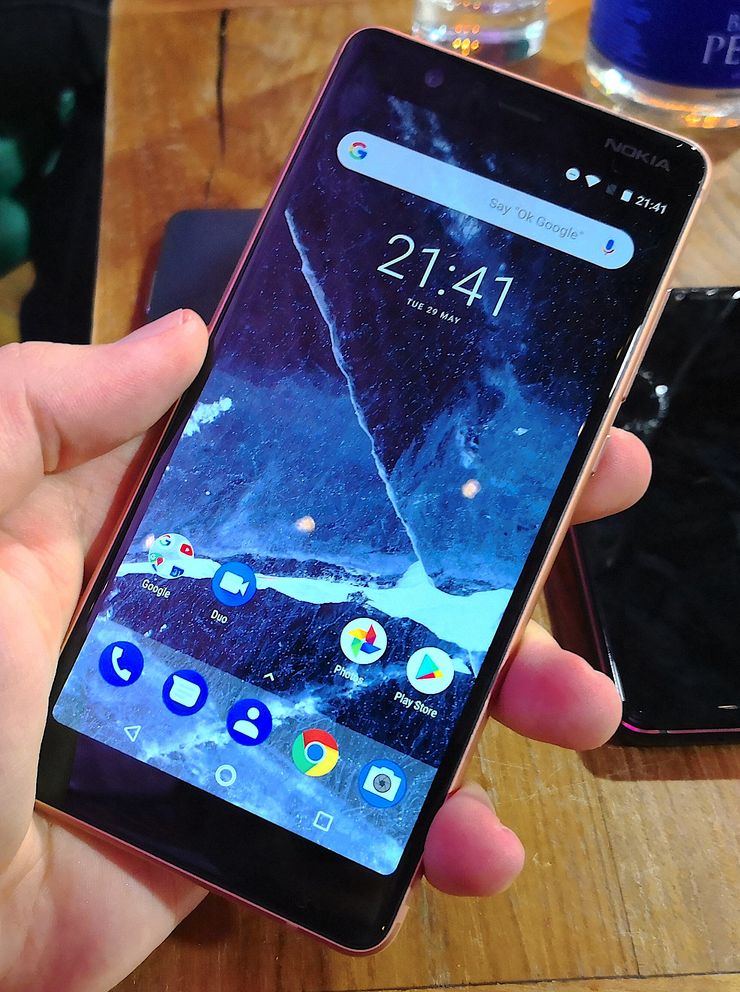 Sekä Nokia 3.1 että kuvan Nokia 5.1 istuvat hyvin käteen. Tässä auttaa mittojen hienoinen kapeneminen.