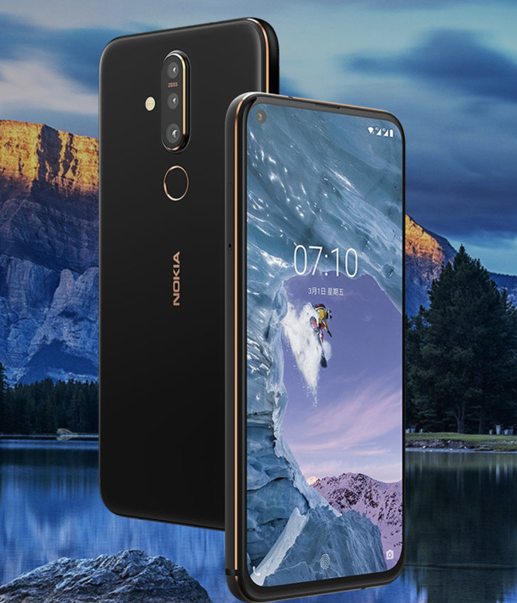 Nokia X71:ssä on näytössä reikä etukameralle ja takana kolme kameraa.