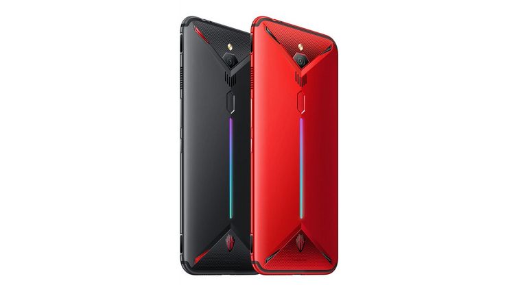 nubia Red Magic 3 mustana ja punaisena.
