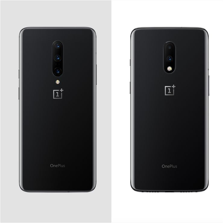 OnePlus 7 Prossa kolme takakameraa, OnePlus 7:ssä kaksi (puhelinten koko kuvassa ei vertailukelpoinen).