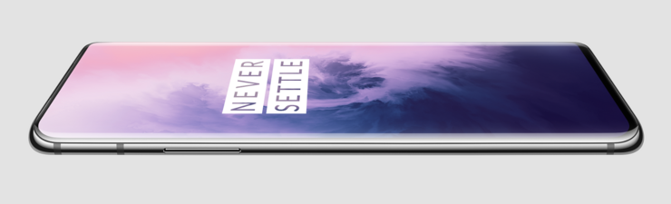 OnePlus 7 Pron sivuille kaartuva näyttö yltää aiempaa lähemmäs reunoja. Näyttö-runkosuhde on OnePlussan mukaan 88,6 prosenttia. Yläreunus on nyt 1,8 millimetriä (-0,45), sivureunukset 1,7 millimetriä (-0,17) sekä alareunus 3,2 millimetriä (-1,1).