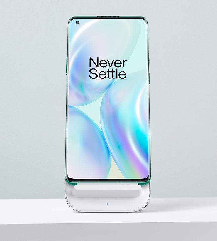 OnePlus 8 Pro asetettuna OnePlus Warp Charge 30 Wireless Charger -laturiin.