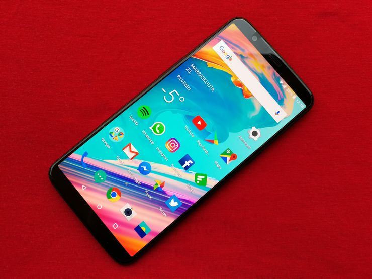 OnePlus 5T:n merkittävin uudistus on sen suurempi, 18:9-kuvasuhteeseen ja 6,01 tuuman kokoon venytetty näyttö.