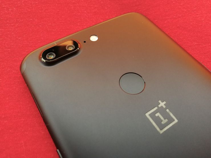 OnePlus 5T:n kamera kohoaa OnePlus 5:tä enemmän puhelimen takapinnasta.