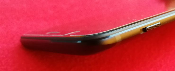Laitteen osalta OnePlus 5T:ssä on säilytetty yksi mainio OnePlussan erikoisuus, eli kolmiasentoinen hiljennyskytkin. Kytkimellä on helppo valita käyttöön äänet päälle tai pois sekä älä häiritse -tila.