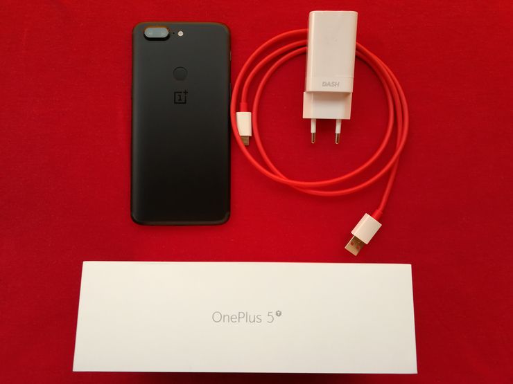 OnePlus 5T tukee tietenkin OnePlussan omaa Dash Charge -pikalatausta. Laturi toimitetaan mukana myyntipakkauksessa.